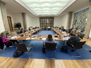 Im Steinsaal des BMAS findet das kurzfristig anberaumte Treffen mit den Ministern statt