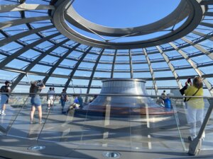 Über zwei Rampen in Form einer Doppelhelix kann man zur Spitze der nach oben offenen Reichstagskuppel gehen und wieder zurück