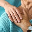 Notfall-Hilfe aus der Pflegekasse: Warum bekommen nur Angestellte Pflegeunterstützungsgeld?