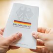 Gastbeitrag von Dr. Joachim Wenzel: Was einvernehmliche Liebe und einvernehmliche Arbeit gemeinsam haben