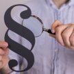 "Raum für Selbstständigkeit verengt":Erneut kritisiert juristischer Fachaufsatz die Ausweitung des Beschäftigtenbegriffs durch das BSG