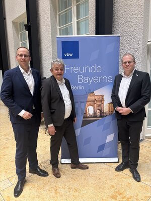 Unser politischer Leiter Jörn (l.) mit VBW-Geschäftsführer Bertram Bossardt (Mitte) Björn Sacknieß vom Bundesverband Selbstständige Wissensarbeit (r.).