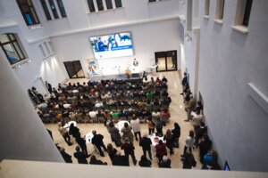 Eröffnungsvorträge und Podium fanden hier im Atrium der IHK statt und wurden live in weitere Räume übertragen