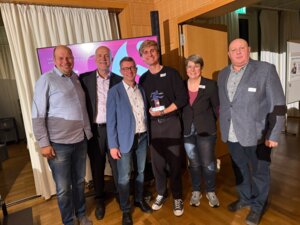 Preisträger Milan von dem Bussche (Mitte, mit Trophäe in Hand) nimmt die Glückwünsche von den VGSD-Mitgliedern entgegeben: V.l.n.r.: Marcel Misch, Andreas Lutz, Joachim Wenzel, Michaela Mocke und Lars Bösel