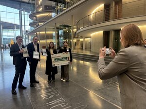 Übergabe unserer Aktivrente-Petition am 1.12.25