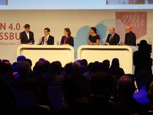 Panel mit BMAS-Staatssekretär Thorben Albrecht, Prof. Dr. Berthold Vogel, Sozio- logisches Forschungsinstitut Göttingen e.V., Prof. Ulrich Weinberg, HPI School of Design Thinking, Janina Kugel, Siemens AG, Dr. Lena Hipp, Wissenschaftszentrum Berlin für Sozialforschung