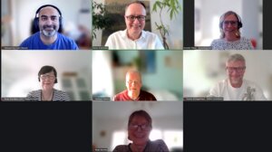 Intensiver Austausch nach einem Vortrag zu achtsamer Kommunikation.