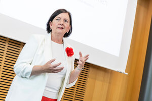 Referentin Dagmar Rohde (ROHDE Kompetenz in Kommunikation) bei ihrem Vortag zum Führen von Verkaufsgesprächen