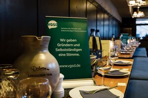 Vor dem großen Ansturm: Gedeckte Tische mit neuen VGSD-Tischaufstellern