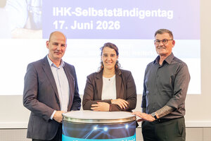 IHK-Hauptgeschäftsführer Dr. Marc Lucassen mit  MdB Heike Heubach  und dem stv. IHK-Präsidenten Gerd Stiefel
