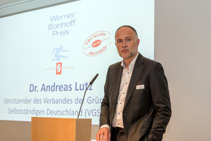 Andreas Lutz spricht das Grußwort des VGSD
