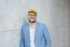 Kontist-Gründer Christopher Plantener lebt die Selbstständigkeit: Er hat bereits achtmal gegründet und setzt sich mit der Kontist Stiftung für eine Welt ein, in der Selbstständige mehr Gehör bekommen. 