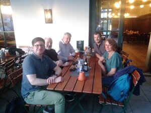 Die Teilnehmenden des Stammtisches genossen einen lauen Sommerabend und angeregte Gespräche im Biergarten. 