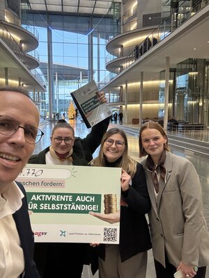 Übergabe unserer Aktivrente-Petition am 1.12.