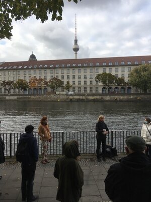 Die glatten Uferkanten der Spree stellen eine tödliche Falle für Wassertiere dar.