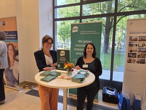Julia und Julia: Julia Buhmann und Julia Schulze freuen sich auf die Gespräche am Stand
