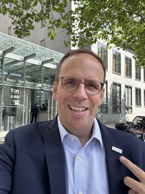 Jörn Freynick, unser Leiter Politik, beim Mittelstandsdialog in Berlin. Auf dem Button an seinem Revers zu lesen: "I love Selbstständigkeit". <br><br>Foto: Jörn Freynick