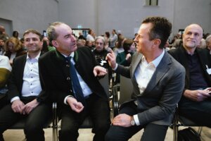 Der Bayerische Wirtschaftsminister Hubert Aiwanger im Gespräch mit IHK-HGF Manfred Gößl