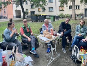 Michaela Mocke (2. von links) organisierte zusammen mit Sprecher-Kollege Lars Bösel das Treffen und Elke Koepping (1. von links) stellte die Location für die Grill-Runde. Danke dafür!