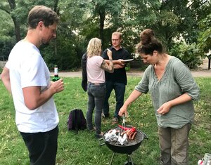 Wer sich nicht wehrt, endet am Grill - in dem Fall Gastgeberin Elke;