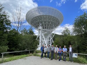 Das Radioteleskop Effelsberg in voller Pracht – und fröhliche Gesichter!
