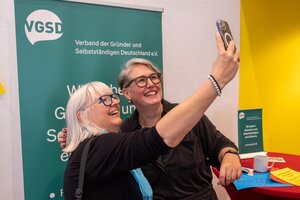 Wiedersehensfreude: Barcamp-Moderatorin Doris Schuppe (hier mit Ute Blindert) kommt auch 2025 wieder aus Mallorca zum Netzwerktreffen 