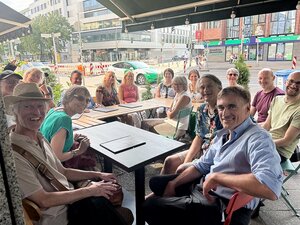 Viele strahlende Gesichter am Tisch!