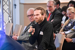 VGSD-Mitglied Tobias Funke stellt eine Frage an das Podium