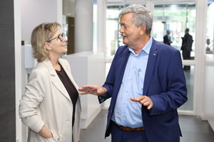 Hier begrüßt Gastgeber Bertram Brossardt die Kommissarin