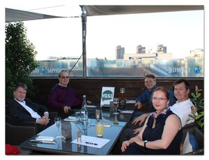 Diesmal trafen sich die Teilnehmer auf der Terrasse des Restaurants Faces Lounge mit Blick auf die Dächer Mannheims