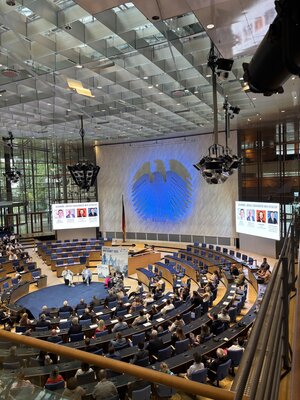 Panel-Diskussion im imposanten Plenarsaal Bundestag im WCCB Bonn. 