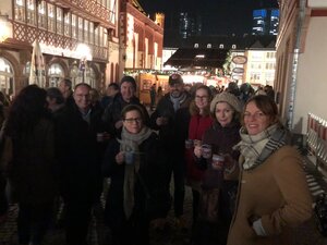 Teilnehmer des ersten VGSD-Weihnachtsmarktbesuch am Frankfurter Römer