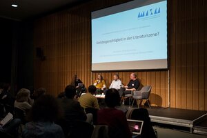 Elke Koepping besucht die Eröffnungsfeier des Branchentreffs Literatur im Haus der Kulturen