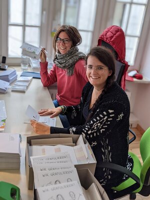 Julia und Jana bei der "Kartenproduktion"