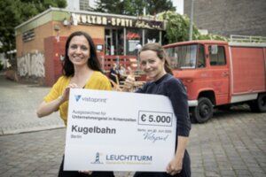 Jess Schmidt (links) und Ann Franke vor ihrem neuen "Kugelbahn Kultur-Späti" in Berlin-Wedding