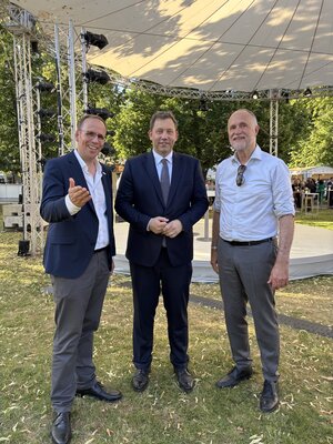 Jörn Freynick (l.) und Andreas Lutz (r.) mit Lars Klingbeil. 