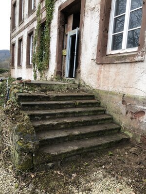 Der Eingang zum Schloss vor der Renovierung