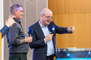 Gerd Stiefel (stv. Präsident der IHK Schwaben) und Dr. Marc Lucassen begrüßen die Teilnehmer/innen