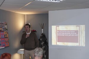 Nach der Eröffnung seiner Galerie erkannte Dieter, dass er kein Galerist ist und musste sich neu ausrichten;