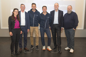 Gruppenfoto von links: Bettina Kräußlich (IHK Schwaben) mit den Referenten Gerd Stiefel (Stellvertr. IHK-Präsident), Tim Buchwald, David Wilpert
(beide Ermittler Kripo Augsburg, Fachdezernat Cybercrime), Dr. Andreas Lutz (Vorsitzender VGSD) und Jochen Schmidt (Kreativdirektor Salesware, Rain am Lech)