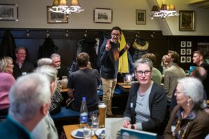 Jonas Fartaczek erklärt das Rotating Dinner