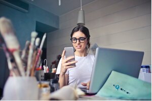 Vor Telefongesprächen mit potentiellen Kunden wird sich oft gedrückt... Expertin Kiki Schneider hat dagegen schon tausende Vertriebsgespräche geführt und ihre Tipps mit uns geteilt!