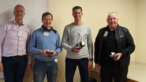 (V.l.n.r.:) Andreas Lutz bedankt sich bei den Kassenprüfern Stefan Hackenthal und Sven Kesberger sowie Versammlungsleiter Lars Bösel