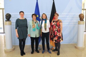 Bianca Gabbey (ganz links) mit Wirtschaftsministerin Zypries, Annette Farrenkopf und Sabine Stengel