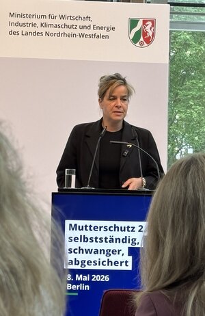 Mona Neubaur (stellv. Ministerpräsidentin NRW) bei ihrer Ansprache zum Thema Mutterschutz für Selbstständige.