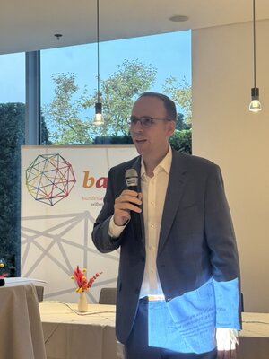 Pünktlich um 7:30 Uhr begrüßt Jörn Freynick zum Parlamentarischen Frühstück