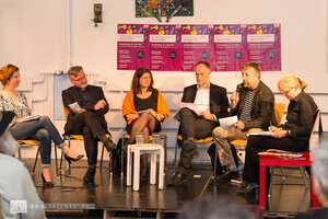 Die Diskussion findet im Kreativquartier am Leonrodplatz statt, in einem Komplex aus mehreren Hallen -