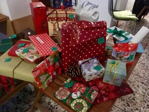 Alle Teilnehmer brachten ein symbolisches Geschenk ihrer Tätigkeit mit und erzählten eine kurze Anekdote aus dem Jahr 2018