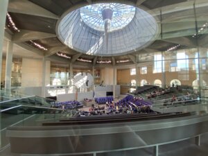 Der Plenarsaal des Bundestags vom Vorraum der Tribüne aus gesehen