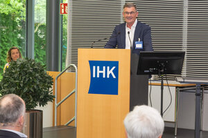 Gerd Stiefel, stellvertretender IHK-Präsident, bei seiner Begrüßungsrede